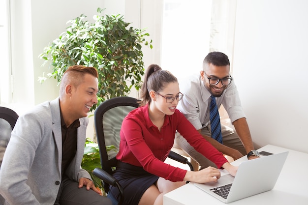 Kostenloses Foto optimistische manager analysieren umsatzprognose