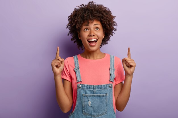 Optimistische schöne Frau mit Afro-Haaren, bespricht die jüngste Verkaufsaktion