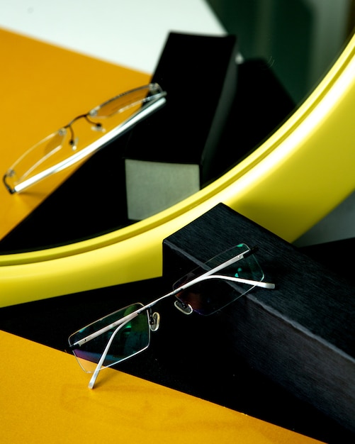 Kostenloses Foto optische brille auf dem tisch