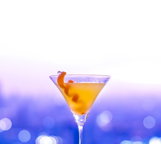 Orange Cocktail auf einer Dachspitze