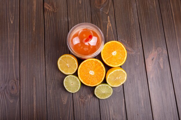 Orange detox coctail mit halb orange, zitrone und limette liegt auf dem tisch