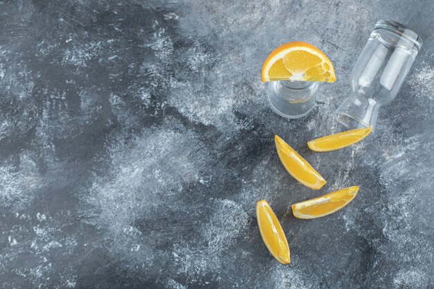 Orange in Scheiben geschnitten und leer auf Marmortisch.