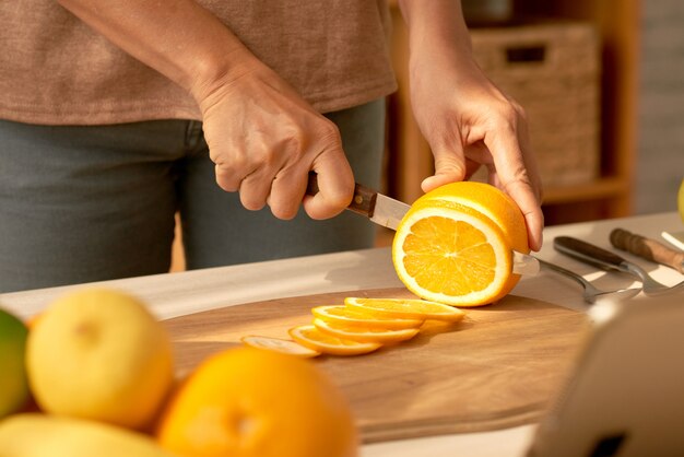 Orange in Scheiben schneiden