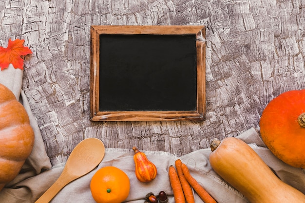 Orange Obst und Gemüse nahe Tafel