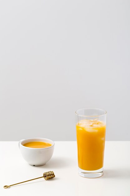 Orange Smoothie-Sortiment der Vorderansicht auf Tisch