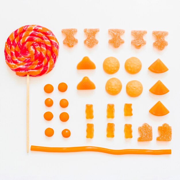 Orange Süßigkeiten auf weißem Hintergrund