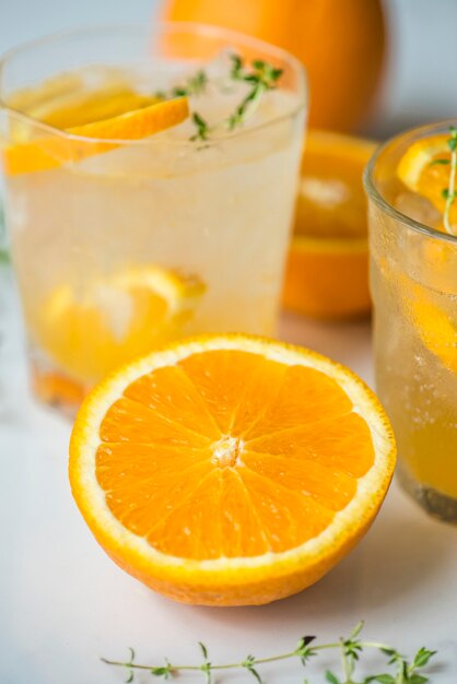 Orange und Thymian hineingegossenes Wasserrezept
