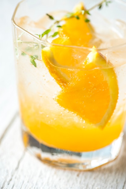 Orange und Thymian hineingegossenes Wasserrezept