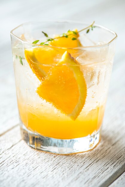 Orange und Thymian hineingegossenes Wasserrezept