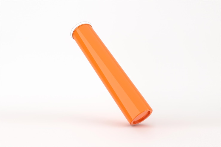 Kostenlose Foto orangefarbene röhre mit vitaminpräparaten, isoliert auf weißem hintergrund