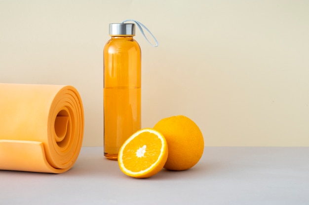 Orangefarbene Yoga-Essentials und Orange