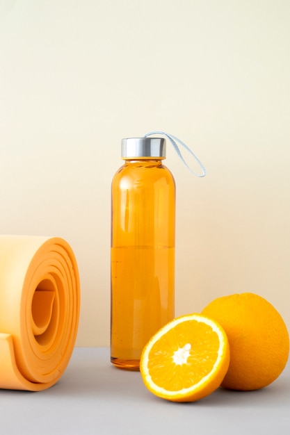 Orangefarbene Yoga-Essentials und orangefarbenes Arrangement