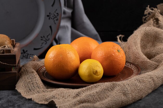 Orangen auf einer rustikalen Sackleinen.