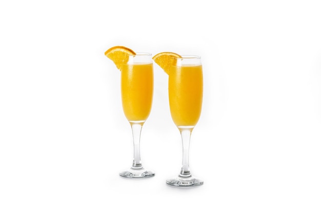 Orangen-Mimosa-Cocktail isoliert auf weißem Hintergrund
