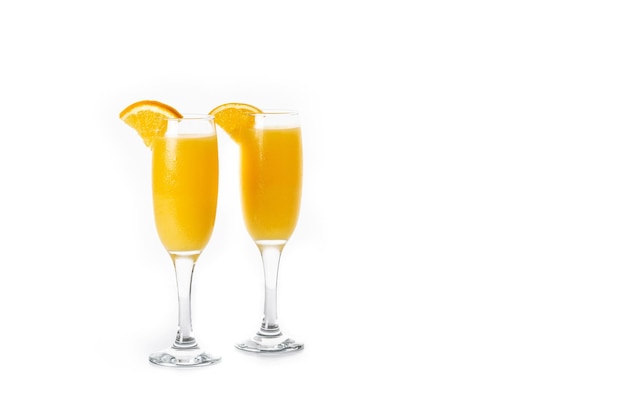 Orangen-mimosa-cocktail isoliert auf weißem hintergrund