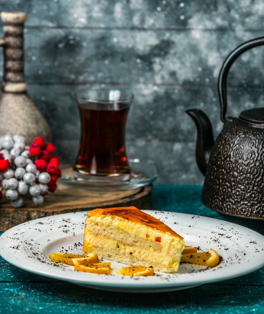 Orangen-sandwich-kuchen mit orangenscheiben garniert