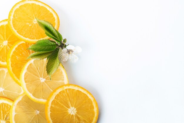 Orangen- und Zitronenscheiben isoliert auf einem Weiß.