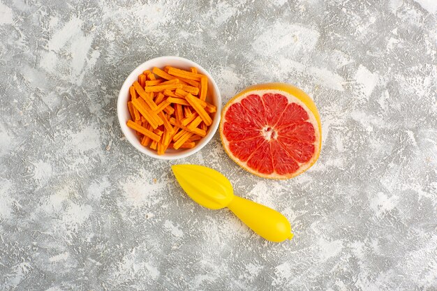 Orangen Zwieback der Draufsicht mit Grapefruit auf weißem Schreibtisch