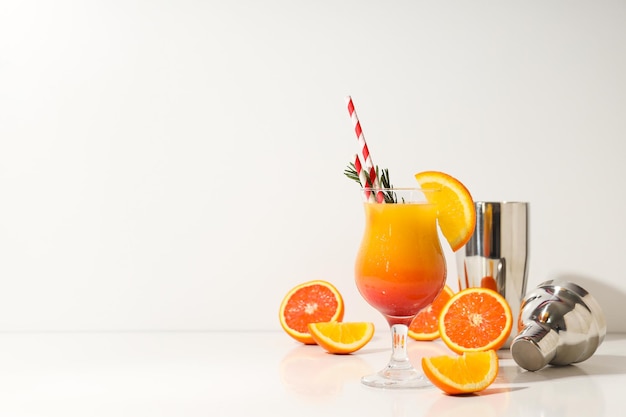 Orangencocktail-Konzept eines frischen, köstlichen Sommer-Zitruscocktails