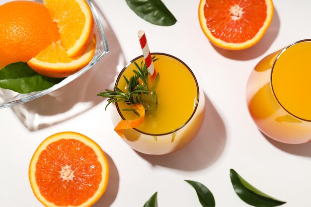 Orangencocktail-Konzept eines frischen, köstlichen Sommer-Zitruscocktails
