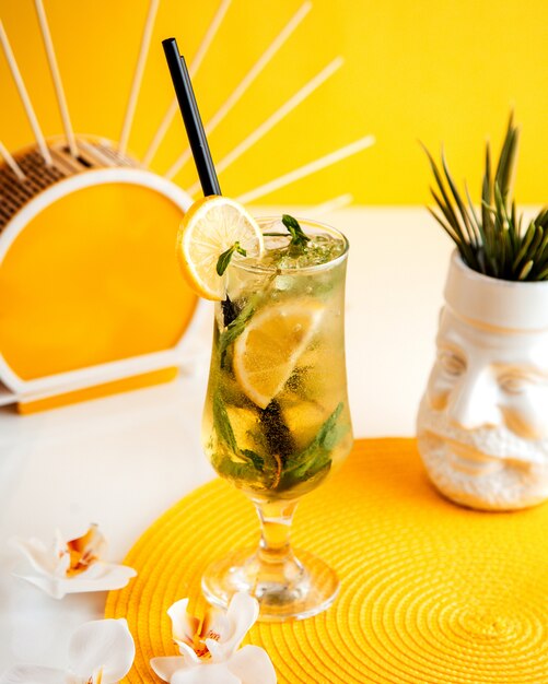 Orangencocktail mit Minzseitenansicht