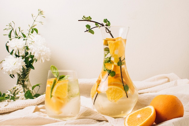 Kostenloses Foto orangensaft der vorderansicht in der karaffe und im glas