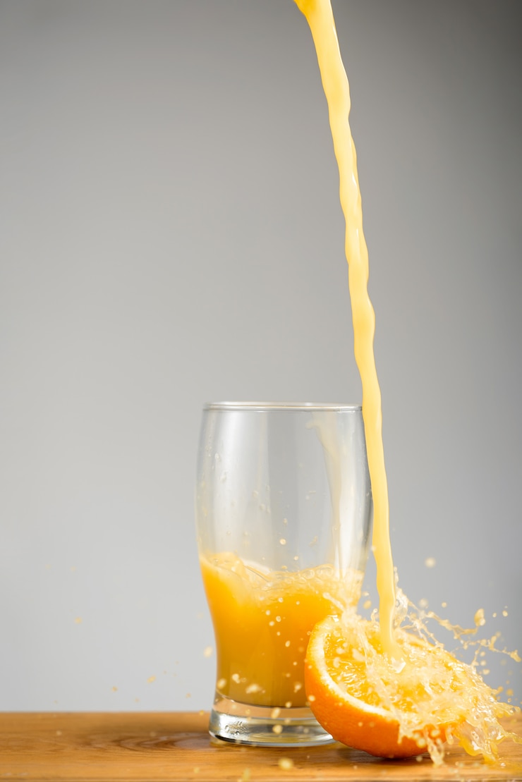 Kostenlose Foto orangensaft in glas gießen