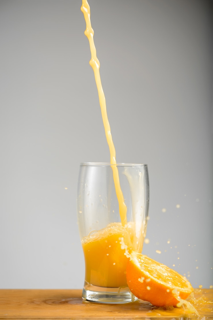 Kostenlose Foto orangensaft in glas gießen