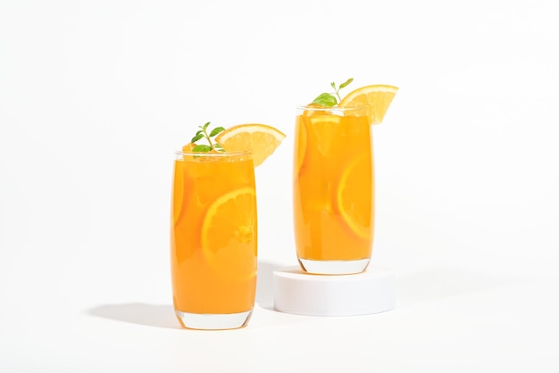 Orangensaft mit Orangenscheiben Früchte isoliert auf weißem Hintergrund kühlendes Getränk Sommergetränk