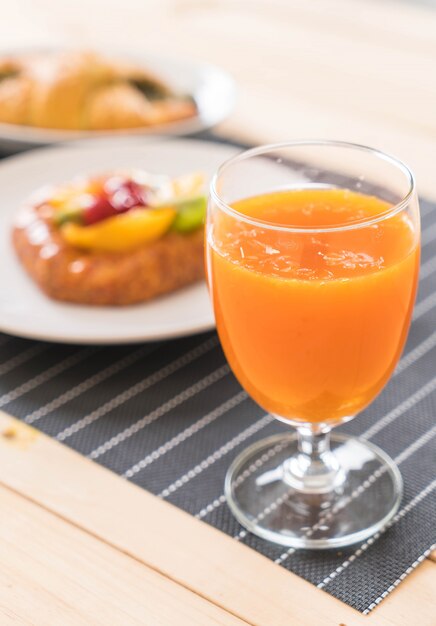 Orangensaft mit Spinat-Croissant und gemischten Früchten dänisch