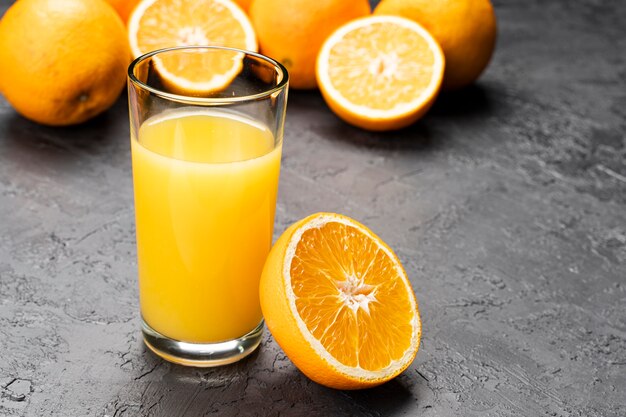 Orangensaft und Orangenscheiben schneiden