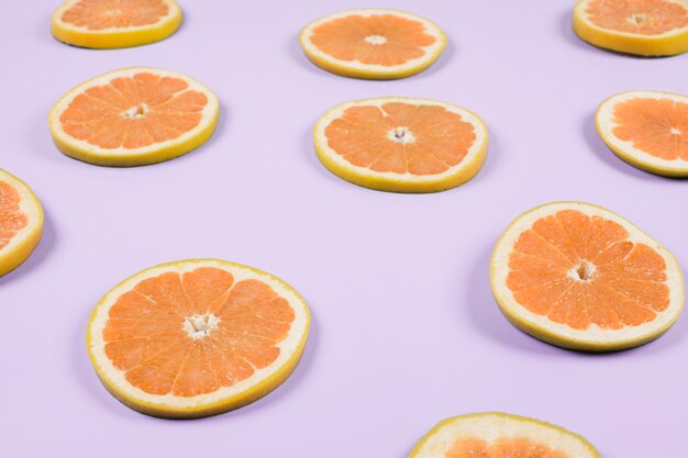 Orangenscheiben auf purpurrotem Hintergrund