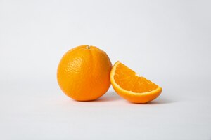 Orangenschnitt und ganze frucht schneiden