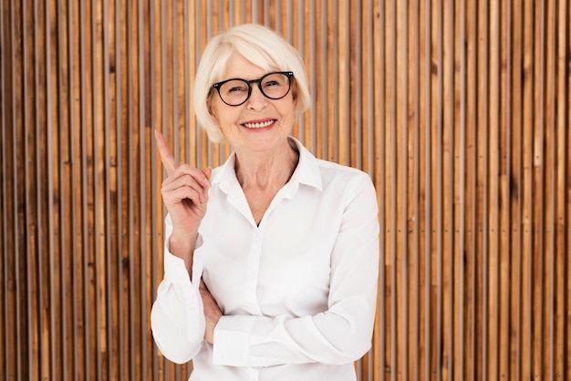 Kostenloses Foto ordentliche alte frau mit brille