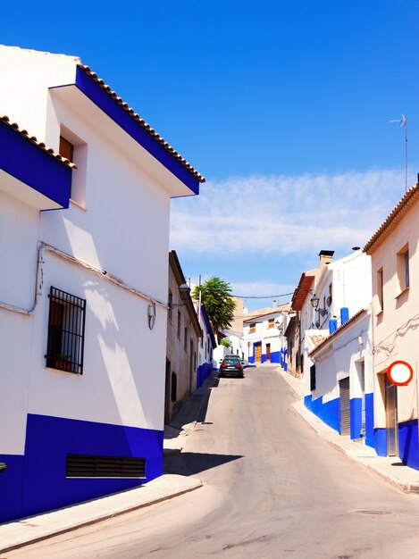 Ordentliche Straße der Stadt in La Mancha