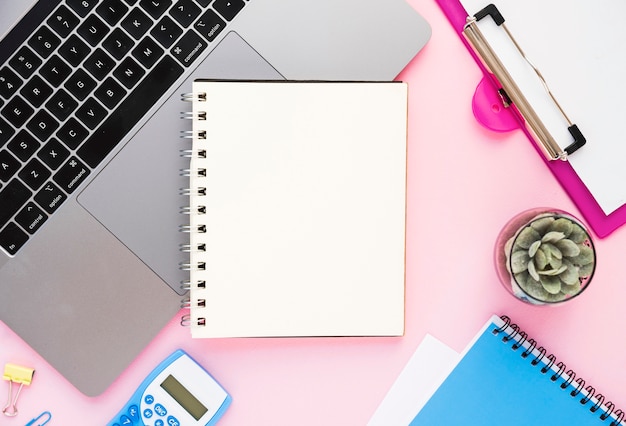 Ordentlicher Schreibtisch mit Notizbuchmodell