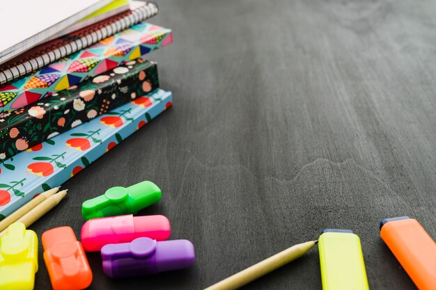 Ordner, Marker und Bleistift