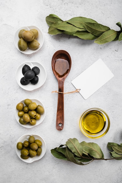 Kostenloses Foto organische oliven und löffel der draufsicht