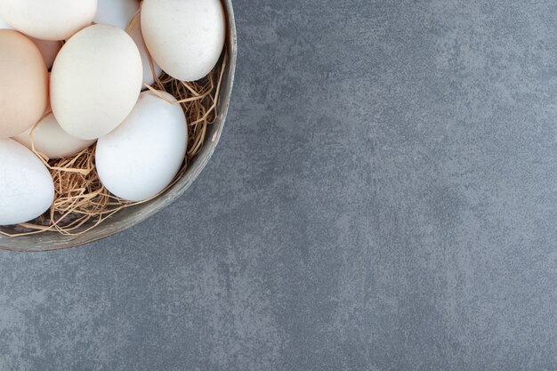 Organische rohe Eier in Metallschüssel.