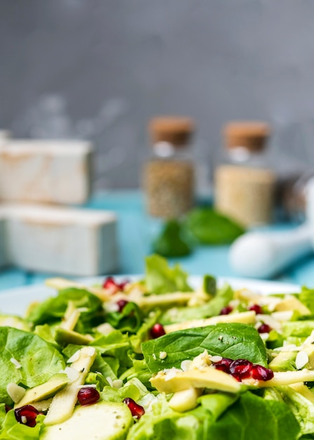 Organischer grüner Salat der Nahaufnahme mit unscharfem Hintergrund