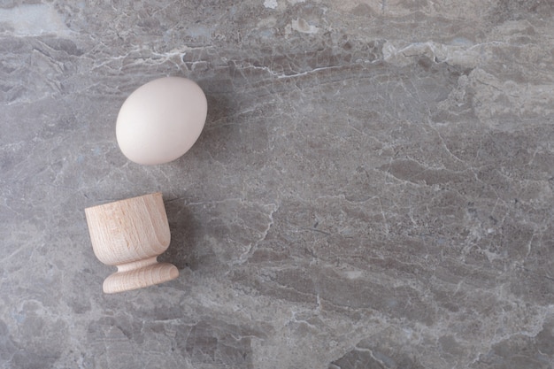 Organisches gekochtes ei auf marmortisch.