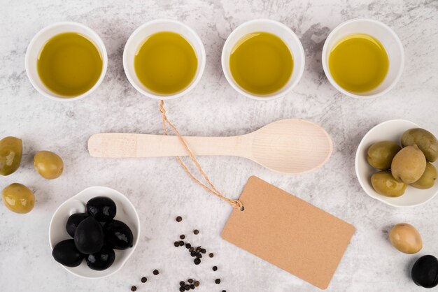 Organisches Olivenöl und Löffel der Draufsicht