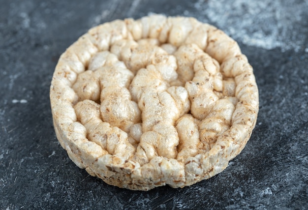 Organisches rundes Knäckebrot auf Marmor.