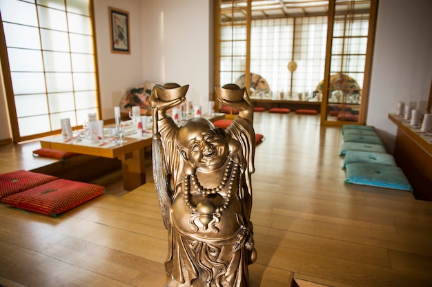 Kostenloses Foto oriental restaurant mit einem lächelnden buddha