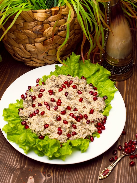 Kostenloses Foto orientalischer arabischer, türkischer lebensmittelhumus mit granatapfelsamen.