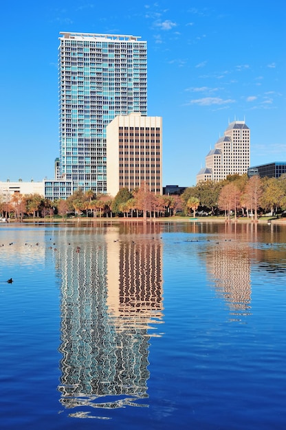 Orlando Lake Eola morgens mit städtischen Wolkenkratzern und klarem blauem Himmel.