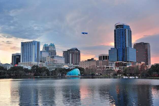 Orlando Lake Eola Sonnenuntergang mit urbaner Architektur Skyline und bunter Wolke