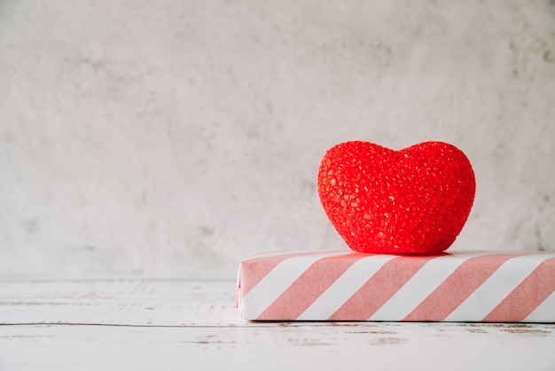 Ornament Herz in der Nähe von Geschenkbox