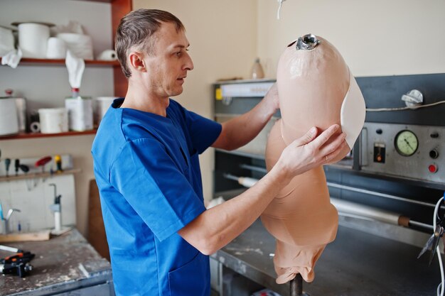 Orthopädietechniker stellt Beinprothesen her, während er im Labor arbeitet