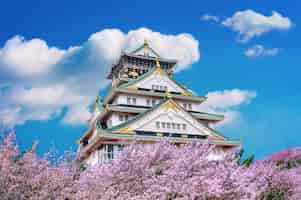 Kostenloses Foto osaka castle und kirschblüte im frühjahr. sakura jahreszeiten in osaka, japan.